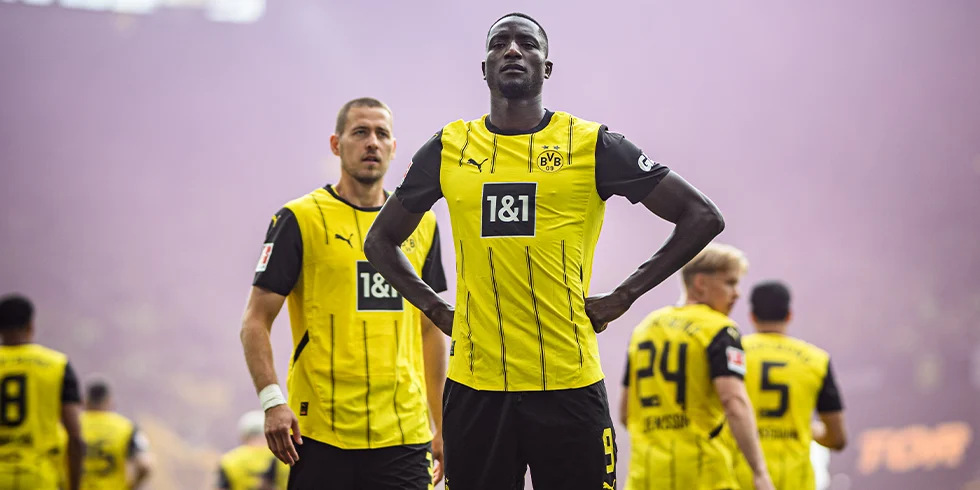 Donyell Malen von Borussia Dortmund steht mit den Fäusten in die Hüften gestemmt auf dem Platz – ein Auftritt wie ein Superheld in Gelb-Schwarz (Foto)