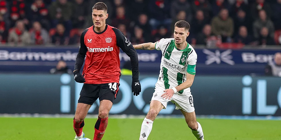Patrik Schick von Bayer Leverkusen im Zweikampf mit Julian Weigl von Borussia Mönchengladbach – Zwei, die sich im Mittelfeld nichts schenken. (Foto)