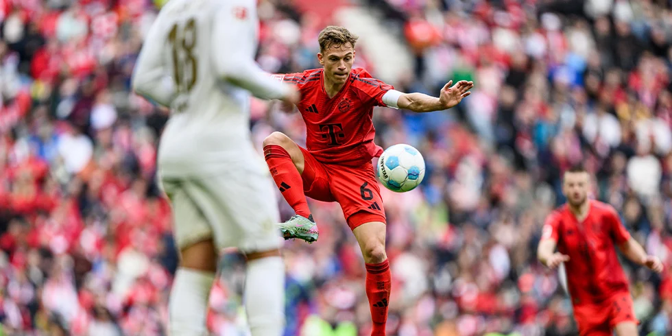 Joshua Kimmich vom FC Bayern München holt sich den Ball mit voller Kontrolle aus der Luft. (Foto)