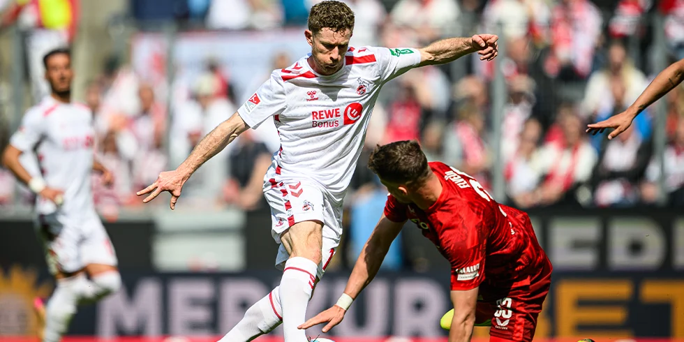 Florian Kainz vom 1. FC Köln im weißen Heimtrikot im Zweikampf mit Jan Elvedi vom 1. FC Kaiserslautern. (Foto)
