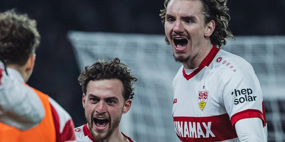 Nick Woltemade vom VfB Stuttgart jubelt gemeinsam mit seinen Teamkollegen nach einem Tor im weißen Trikot. (Foto)