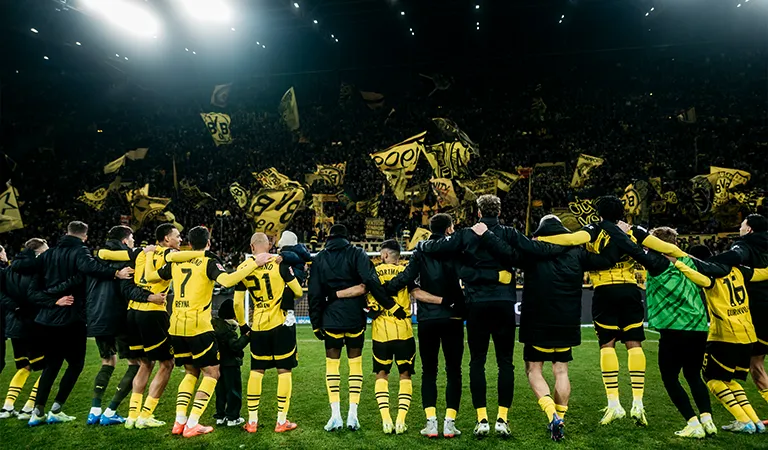 Die Mannschaft von Borussia Dortmund jubelt gemeinsam vor der gelben Wand. (Foto)