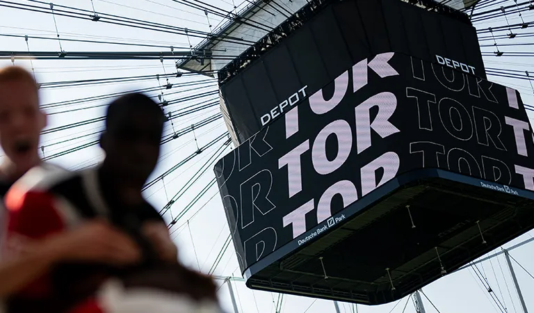 Zwei Spieler von Eintracht Frankfurt jubeln und der Videowürfel ist zu sehen mit Aufschrift "TOR". (Foto)