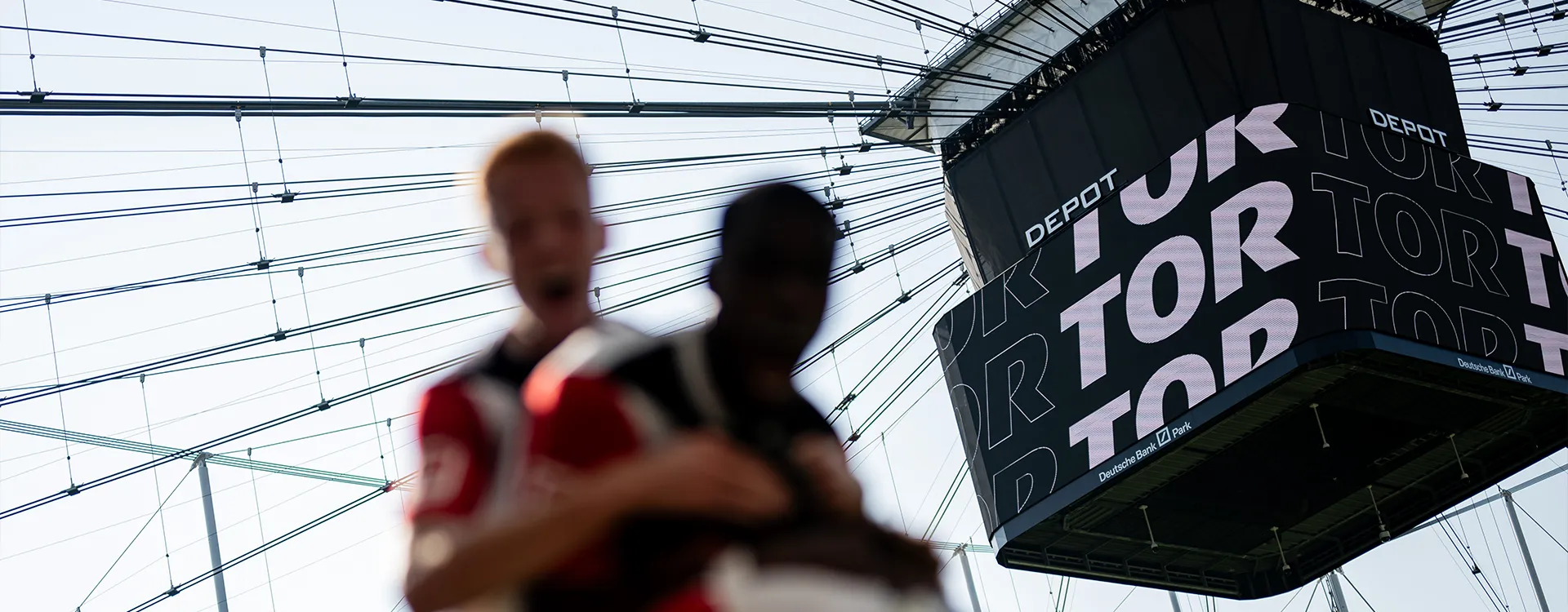 Zwei Spieler von Eintracht Frankfurt jubeln und der Videowürfel ist zu sehen mit Aufschrift "TOR". (Foto)