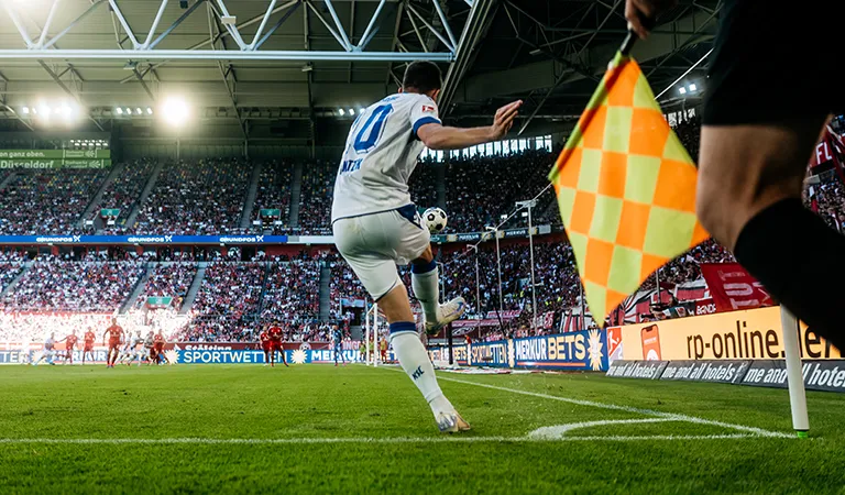 Marvin Wanitzek vom KSC führt einen Eckball aus. (Foto)