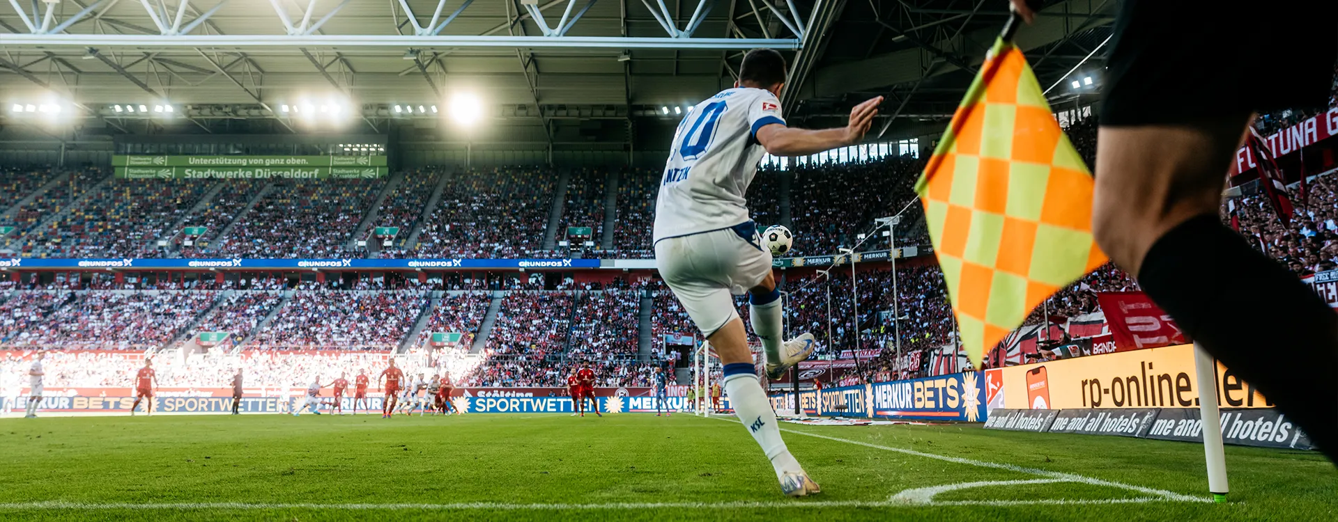 Marvin Wanitzek vom KSC führt einen Eckball aus. (Foto)