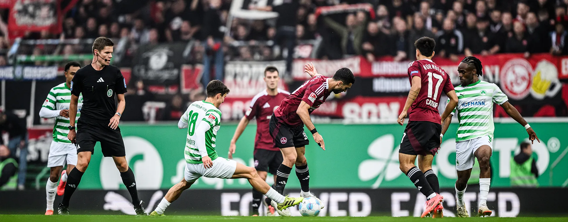 Zweikampf zwischen einem Spieler des 1. FC Nürnberg und Marco Meyerhöfer von der SpVgg Greuther Fürth. (Foto)