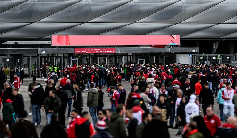 Eingang Süd der Allianz Arena während des Einlasses. (Foto)