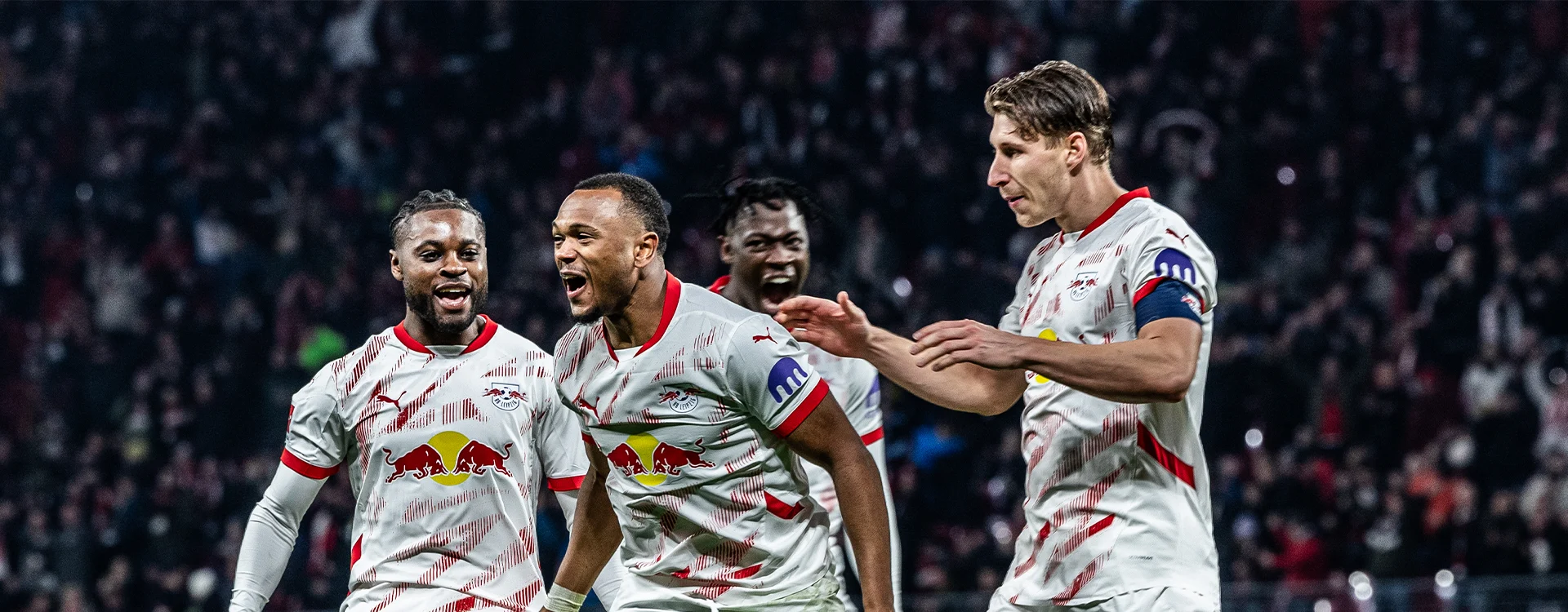 Spieler von RB Leipzig jubeln im weißen Trikot nach einem Treffer. (Foto)