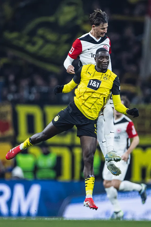 Serhou Guirassy im Kopfballduel mit Robin Koch. (Foto)