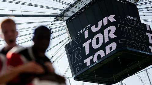 Zwei Spieler von Eintracht Frankfurt jubeln und der Videowürfel ist zu sehen mit Aufschrift "TOR". (Foto)