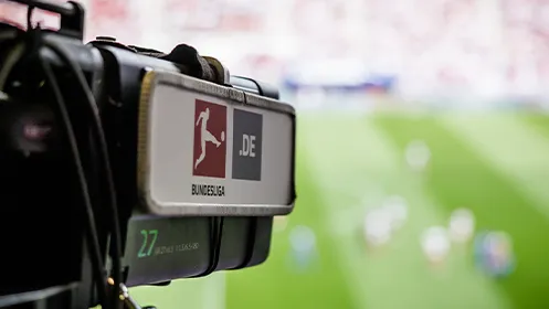Eine Kamera mit Bundesliga-Schild an der Seite. (Foto)