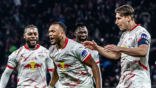 Spieler von RB Leipzig jubeln im weißen Trikot nach einem Treffer. (Foto)