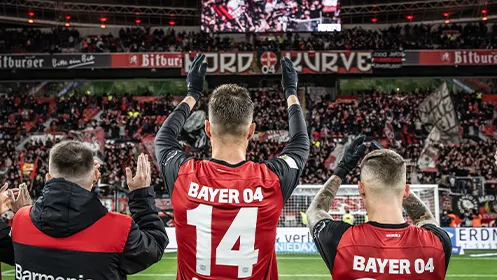Patrik Schick, Alejandro Grimaldo und Aleix García von Bayer Leverkusen applaudieren der Nordkurve in Leverkusen. (Foto)