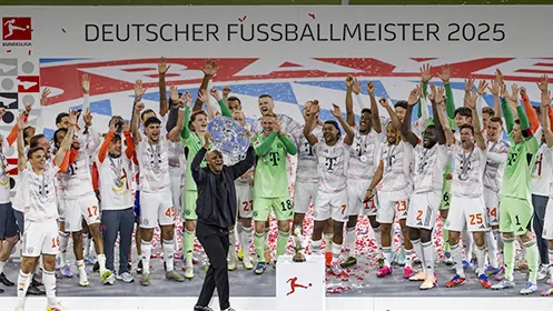 Die Mannschaft vom FC Bayern München bejubelt gemeinsam die Deutsche Meisterschaft 2025. (Foto)