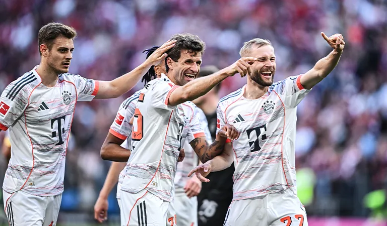 Thomas Müller, Konrad Laimer and Josip Stanišić celebrate together. (Photo)