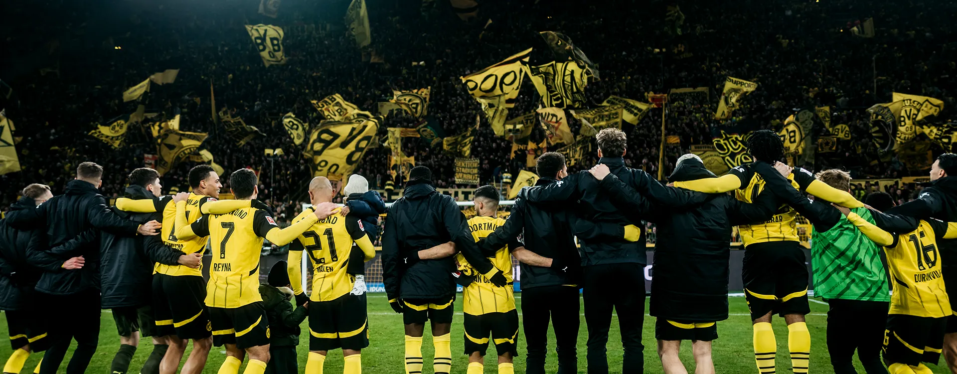 The Borussia Dortmund team celebrates together in front of the yellow wall. (Photo)