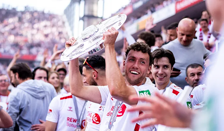 Luca Waldschmidt joyfully lifts the trophy to celebrate winning the 2nd Bundesliga. (Photo)