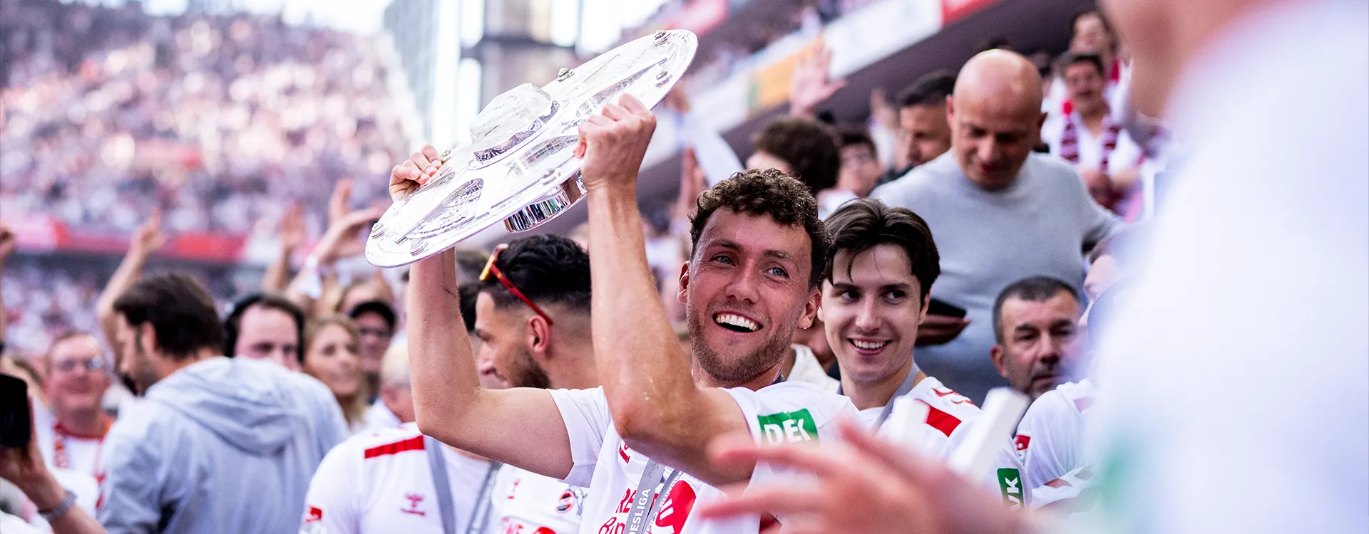 Luca Waldschmidt joyfully lifts the trophy to celebrate winning the 2nd Bundesliga. (Photo)