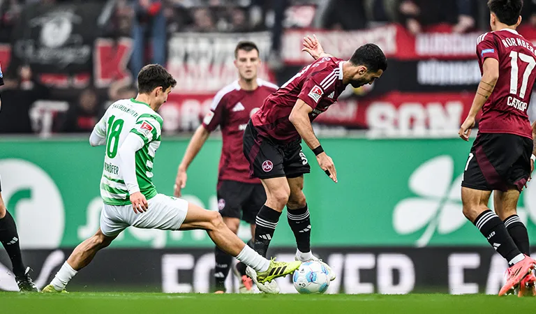 Duel between a player from 1. FC Nürnberg and Marco Meyerhöfer from SpVgg Greuther Fürth. (Photo)