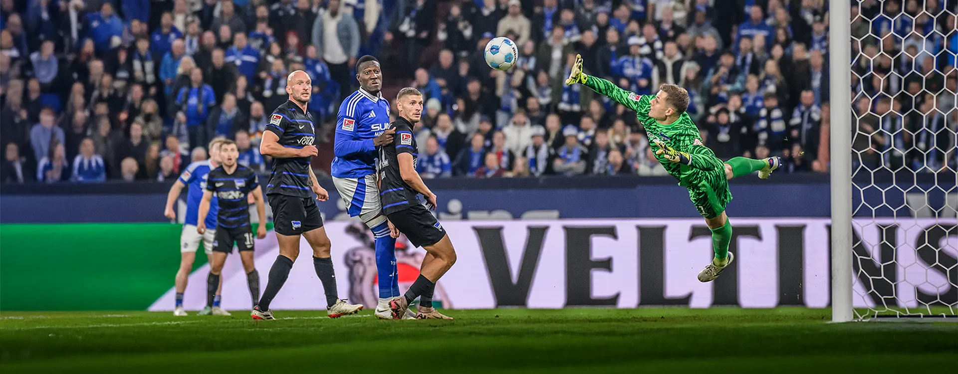 Bryan Lasme of Schalke 04 heads the ball towards Hertha's goal. (Photo)
