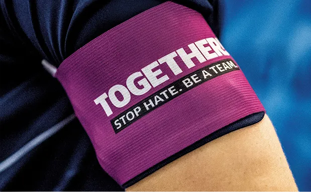 Close-up of a dew-covered football pitch under floodlights (Photo)