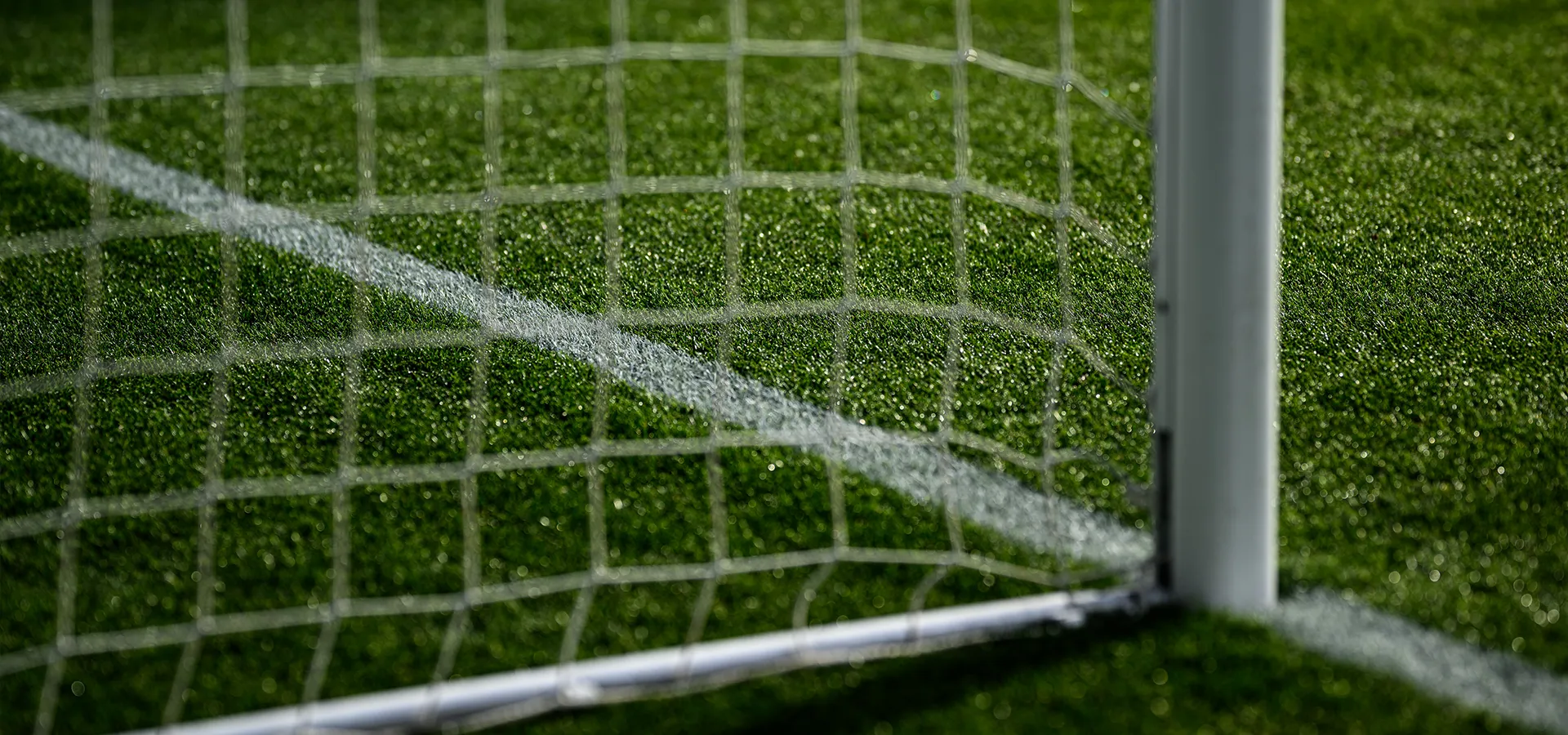 Close-up of a goalpost under floodlights (Photo)