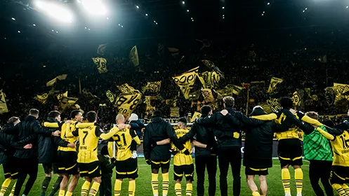 The Borussia Dortmund team celebrates together in front of the yellow wall. (Photo)